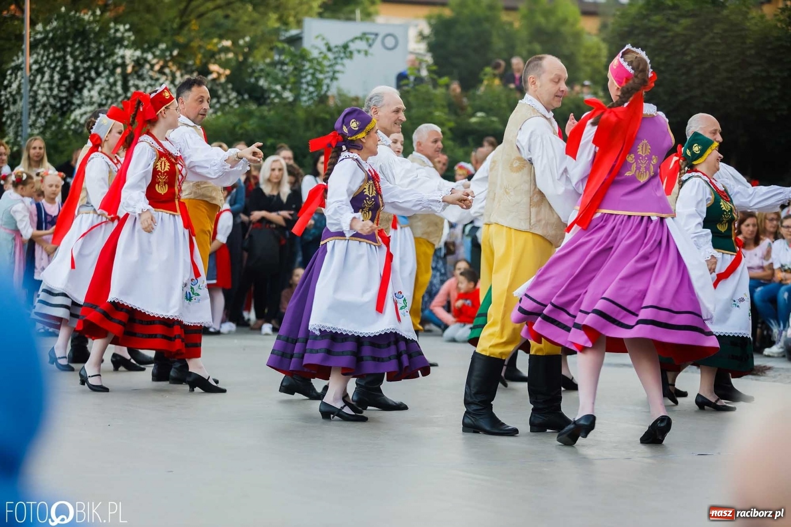 Zdjęcie w galerii na portalu naszraciborz.pl: W poszukiwaniu kwiatu paproci. Noc Świętojańska w parku im. Miasta Roth [WIDEO] wiadomości z regionu