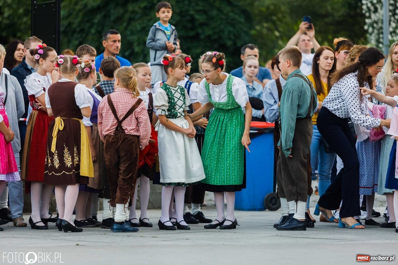 Zdjęcie w galerii na portalu naszraciborz.pl: W poszukiwaniu kwiatu paproci. Noc Świętojańska w parku im. Miasta Roth [WIDEO] wiadomości z regionu