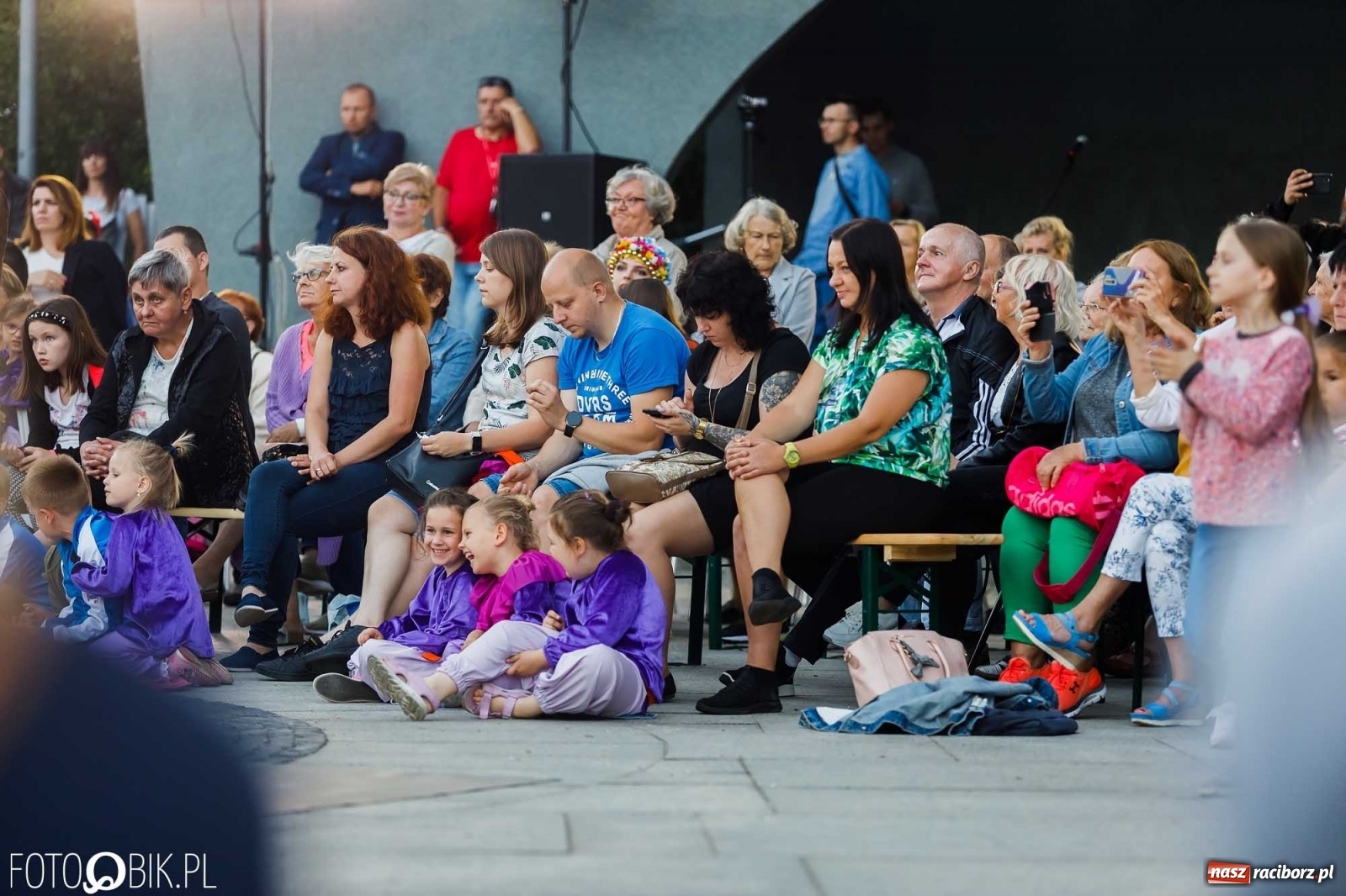 Zdjęcie w galerii na portalu naszraciborz.pl: W poszukiwaniu kwiatu paproci. Noc Świętojańska w parku im. Miasta Roth [WIDEO] wiadomości z regionu