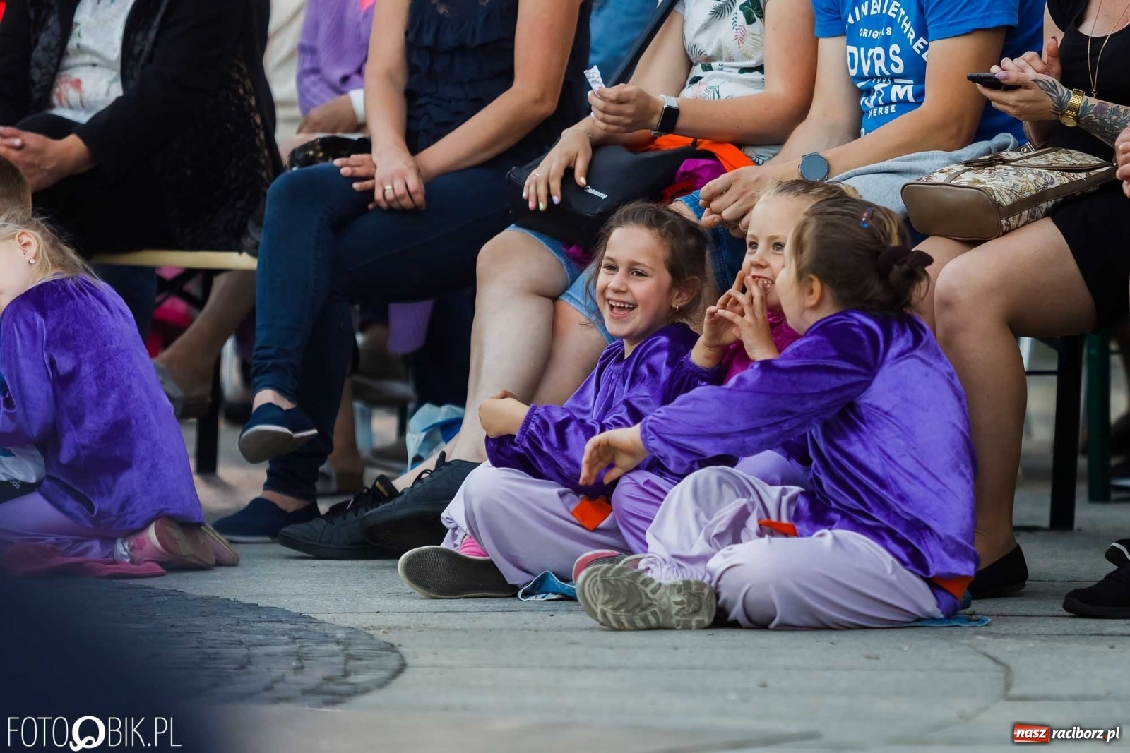 Zdjęcie w galerii na portalu naszraciborz.pl: W poszukiwaniu kwiatu paproci. Noc Świętojańska w parku im. Miasta Roth [WIDEO] wiadomości z regionu