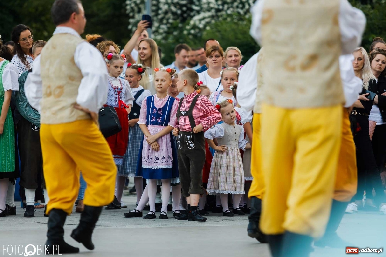 Zdjęcie w galerii na portalu naszraciborz.pl: W poszukiwaniu kwiatu paproci. Noc Świętojańska w parku im. Miasta Roth [WIDEO] wiadomości z regionu