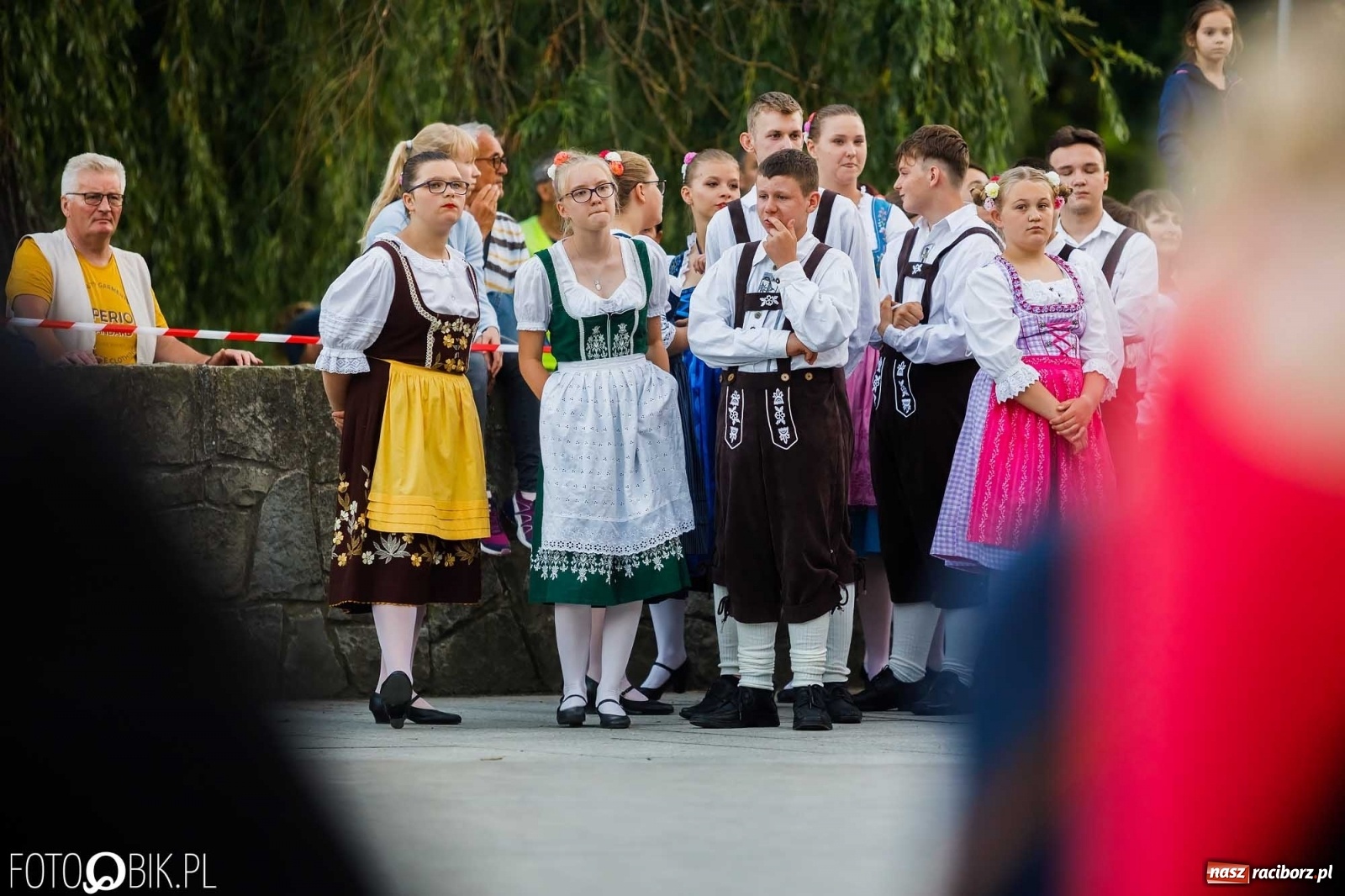 Zdjęcie w galerii na portalu naszraciborz.pl: W poszukiwaniu kwiatu paproci. Noc Świętojańska w parku im. Miasta Roth [WIDEO] wiadomości z regionu