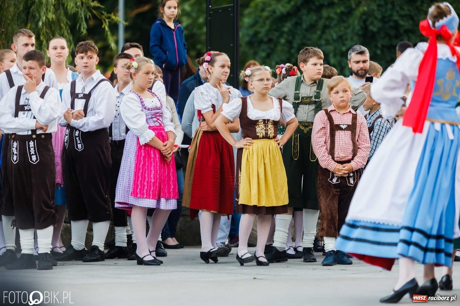 Zdjęcie w galerii na portalu naszraciborz.pl: W poszukiwaniu kwiatu paproci. Noc Świętojańska w parku im. Miasta Roth [WIDEO] wiadomości z regionu