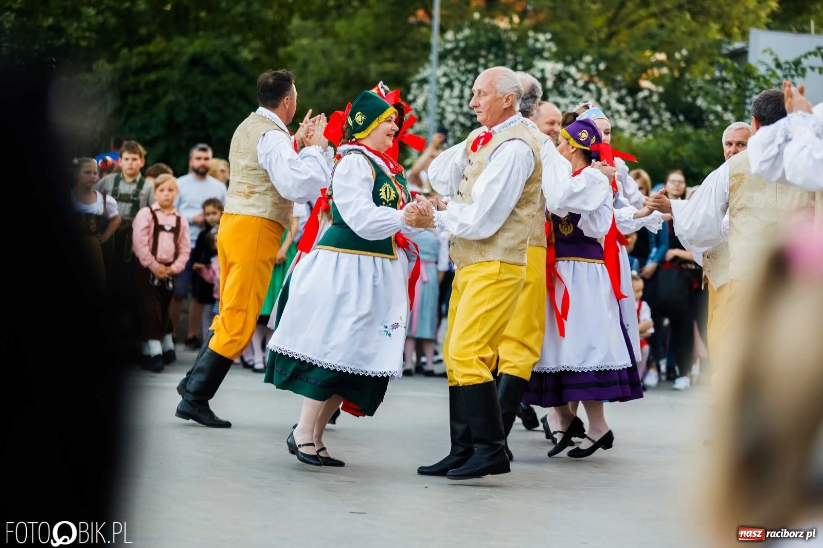 Zdjęcie w galerii na portalu naszraciborz.pl: W poszukiwaniu kwiatu paproci. Noc Świętojańska w parku im. Miasta Roth [WIDEO] wiadomości z regionu