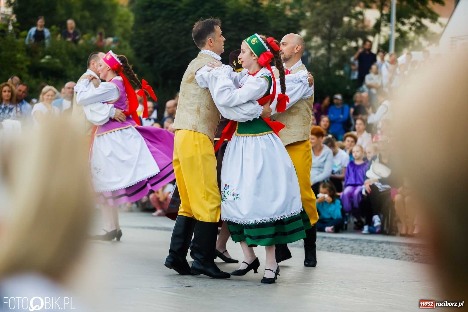 Zdjęcie w galerii na portalu naszraciborz.pl: W poszukiwaniu kwiatu paproci. Noc Świętojańska w parku im. Miasta Roth [WIDEO] wiadomości z regionu