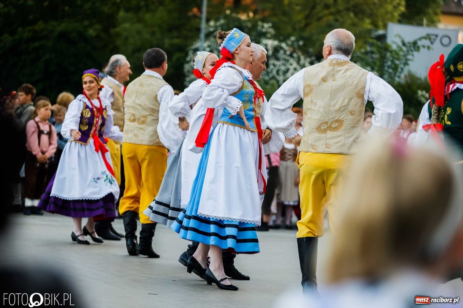 Zdjęcie w galerii na portalu naszraciborz.pl: W poszukiwaniu kwiatu paproci. Noc Świętojańska w parku im. Miasta Roth [WIDEO] wiadomości z regionu