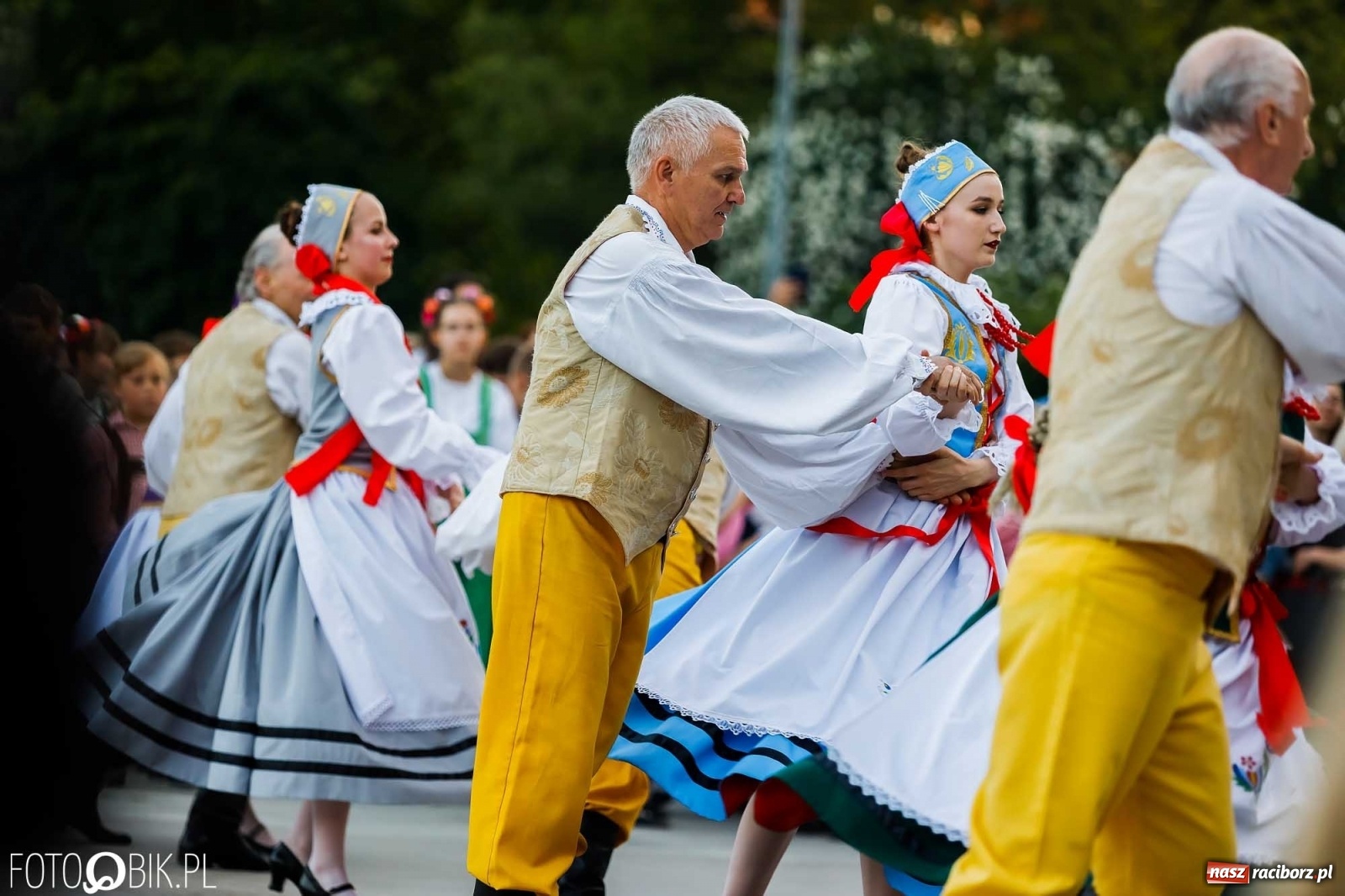 Zdjęcie w galerii na portalu naszraciborz.pl: W poszukiwaniu kwiatu paproci. Noc Świętojańska w parku im. Miasta Roth [WIDEO] wiadomości z regionu