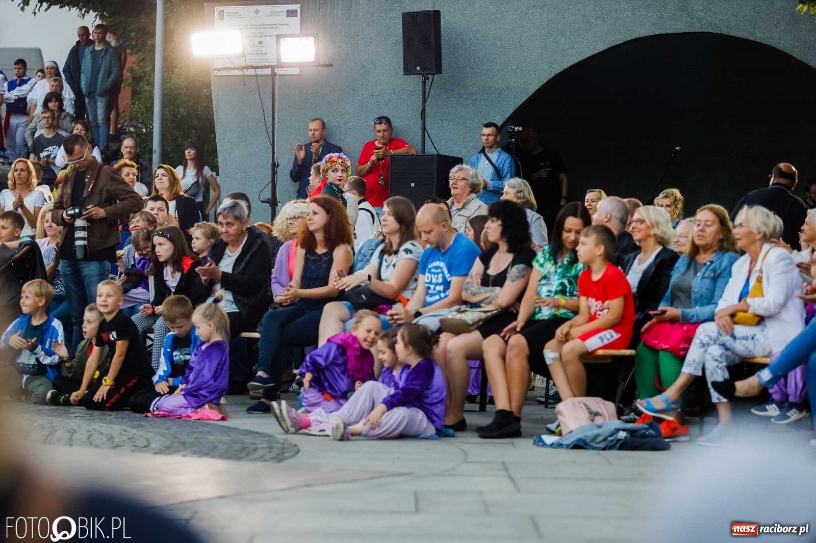 Zdjęcie w galerii na portalu naszraciborz.pl: W poszukiwaniu kwiatu paproci. Noc Świętojańska w parku im. Miasta Roth [WIDEO] wiadomości z regionu