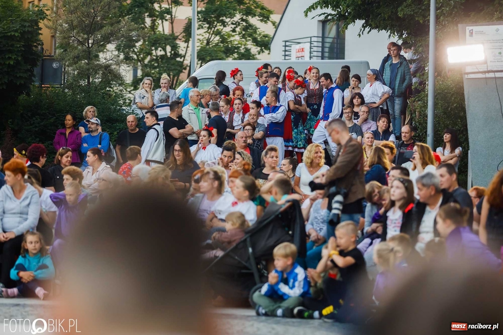 Zdjęcie w galerii na portalu naszraciborz.pl: W poszukiwaniu kwiatu paproci. Noc Świętojańska w parku im. Miasta Roth [WIDEO] wiadomości z regionu