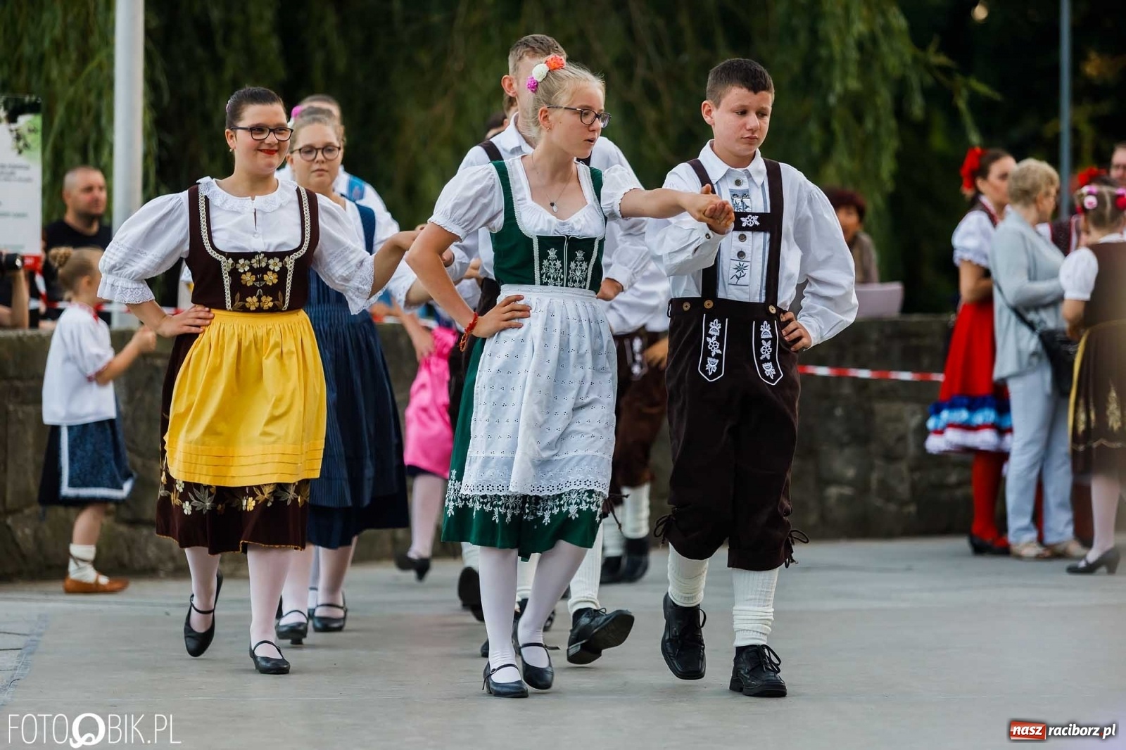 Zdjęcie w galerii na portalu naszraciborz.pl: W poszukiwaniu kwiatu paproci. Noc Świętojańska w parku im. Miasta Roth [WIDEO] wiadomości z regionu
