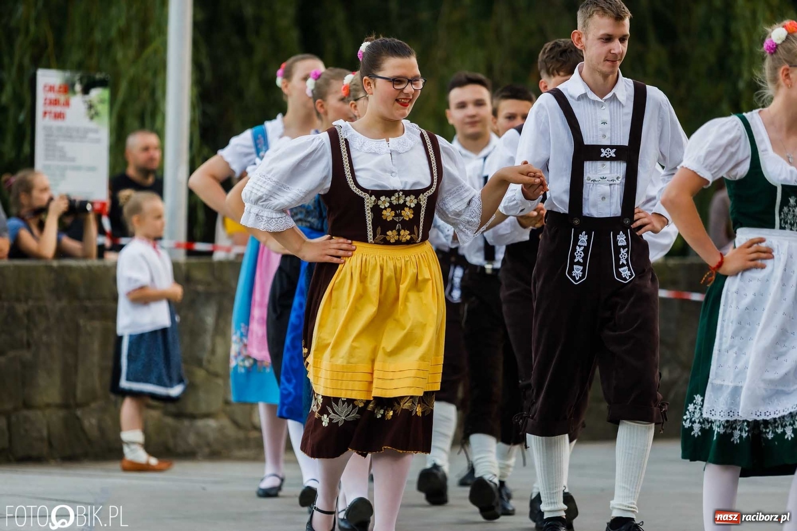 Zdjęcie w galerii na portalu naszraciborz.pl: W poszukiwaniu kwiatu paproci. Noc Świętojańska w parku im. Miasta Roth [WIDEO] wiadomości z regionu