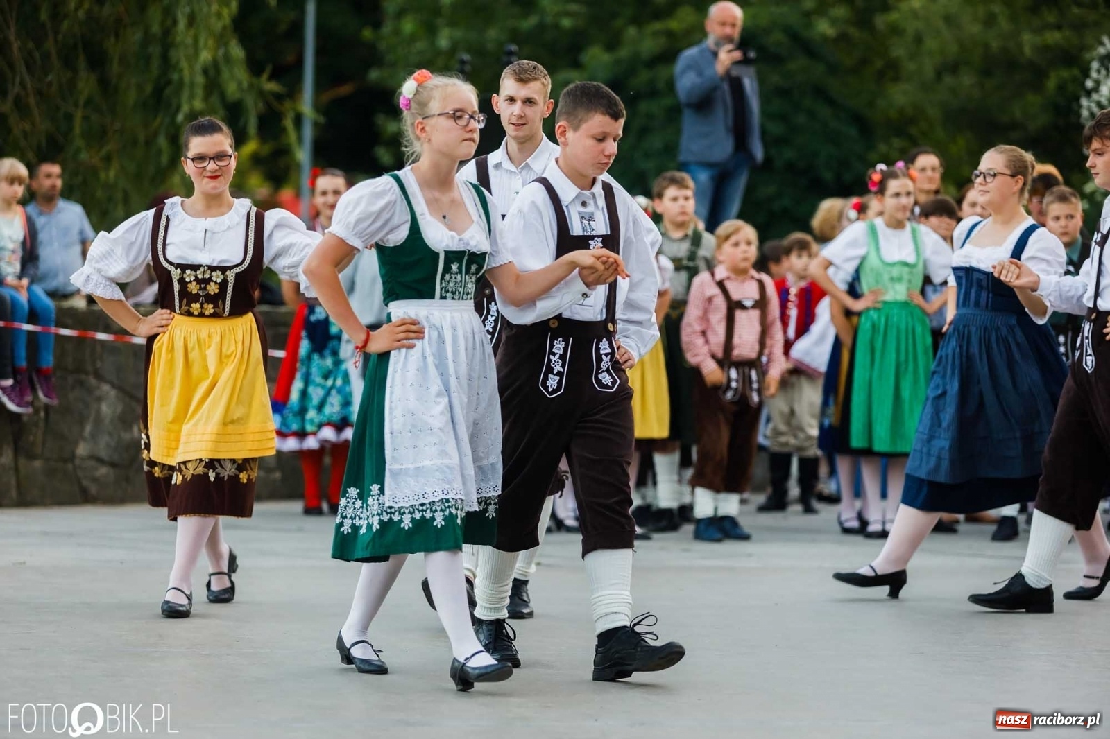 Zdjęcie w galerii na portalu naszraciborz.pl: W poszukiwaniu kwiatu paproci. Noc Świętojańska w parku im. Miasta Roth [WIDEO] wiadomości z regionu