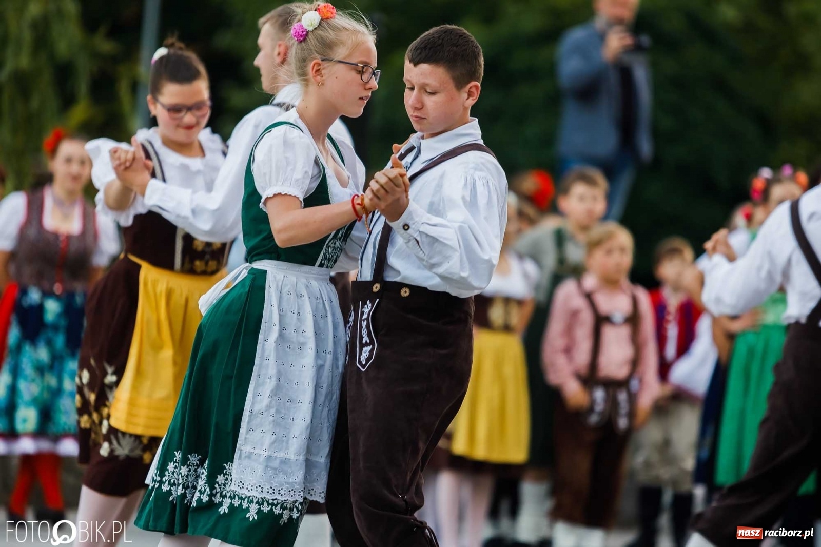 Zdjęcie w galerii na portalu naszraciborz.pl: W poszukiwaniu kwiatu paproci. Noc Świętojańska w parku im. Miasta Roth [WIDEO] wiadomości z regionu