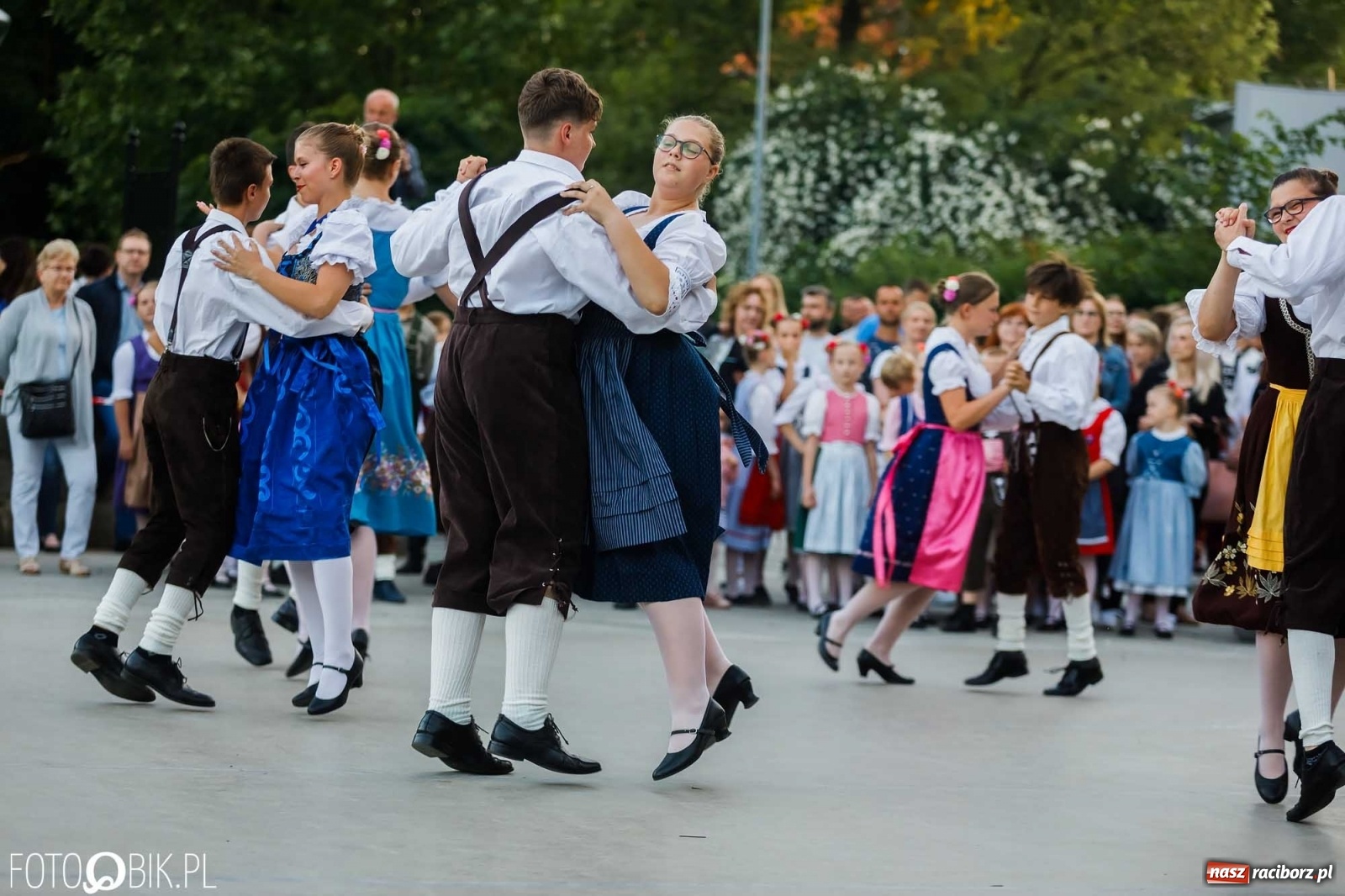 Zdjęcie w galerii na portalu naszraciborz.pl: W poszukiwaniu kwiatu paproci. Noc Świętojańska w parku im. Miasta Roth [WIDEO] wiadomości z regionu