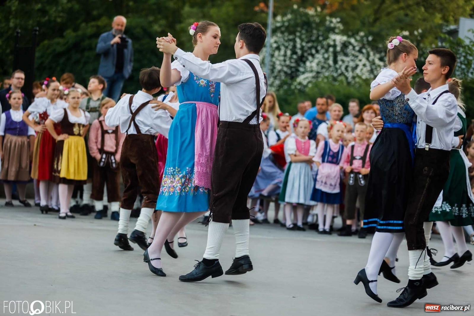 Zdjęcie w galerii na portalu naszraciborz.pl: W poszukiwaniu kwiatu paproci. Noc Świętojańska w parku im. Miasta Roth [WIDEO] wiadomości z regionu