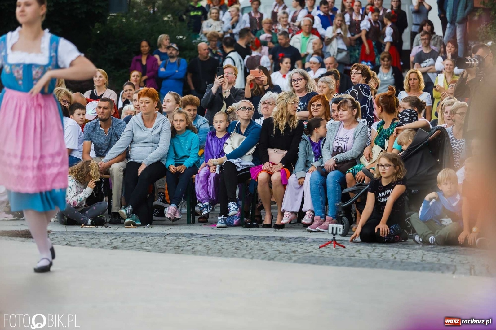 Zdjęcie w galerii na portalu naszraciborz.pl: W poszukiwaniu kwiatu paproci. Noc Świętojańska w parku im. Miasta Roth [WIDEO] wiadomości z regionu