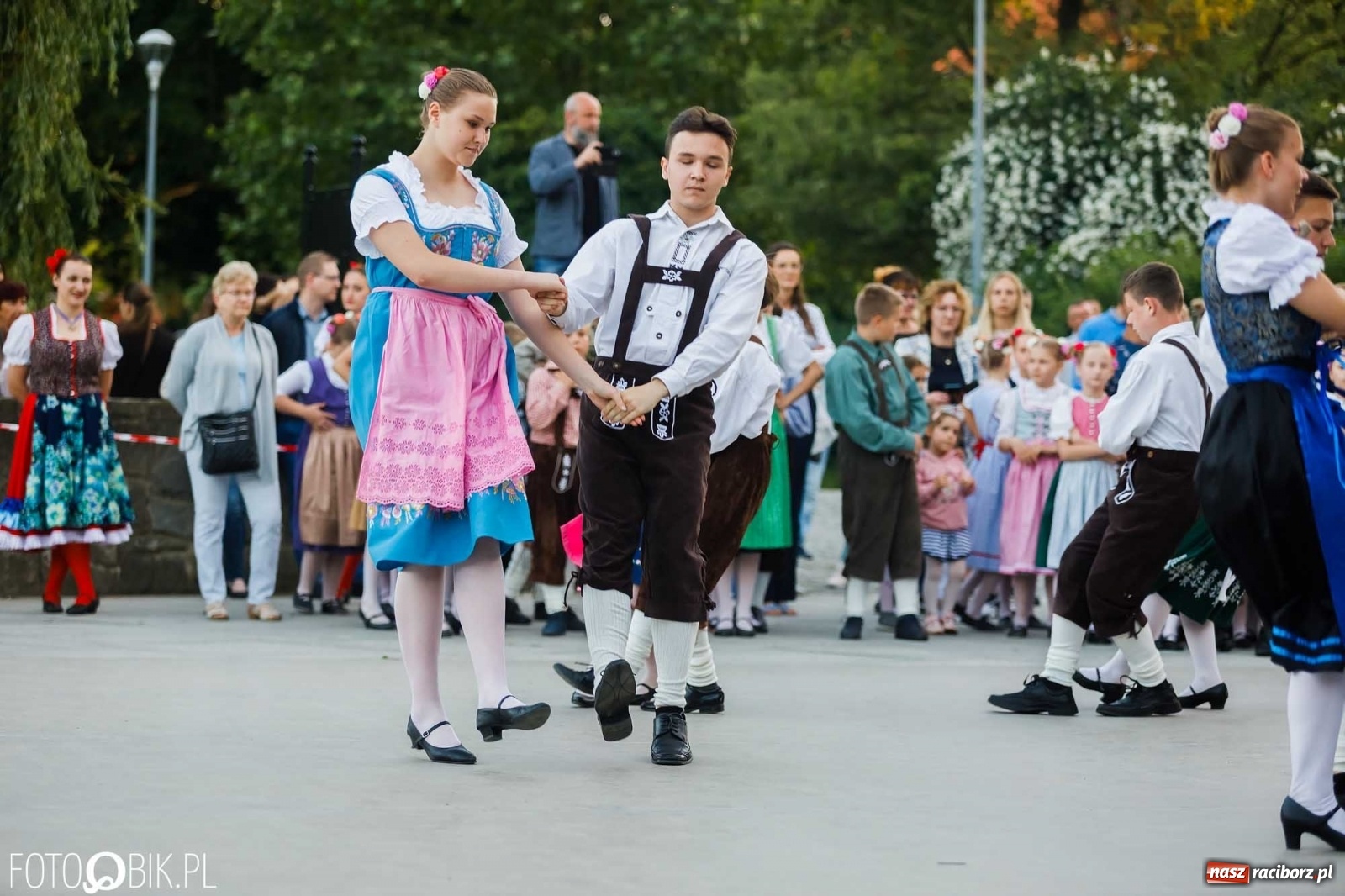 Zdjęcie w galerii na portalu naszraciborz.pl: W poszukiwaniu kwiatu paproci. Noc Świętojańska w parku im. Miasta Roth [WIDEO] wiadomości z regionu