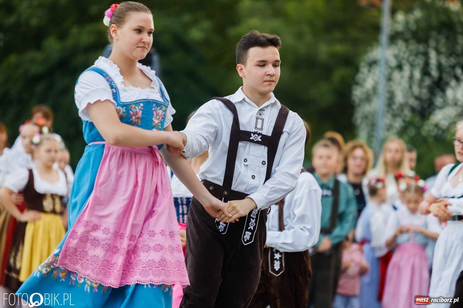 Zdjęcie w galerii na portalu naszraciborz.pl: W poszukiwaniu kwiatu paproci. Noc Świętojańska w parku im. Miasta Roth [WIDEO] wiadomości z regionu