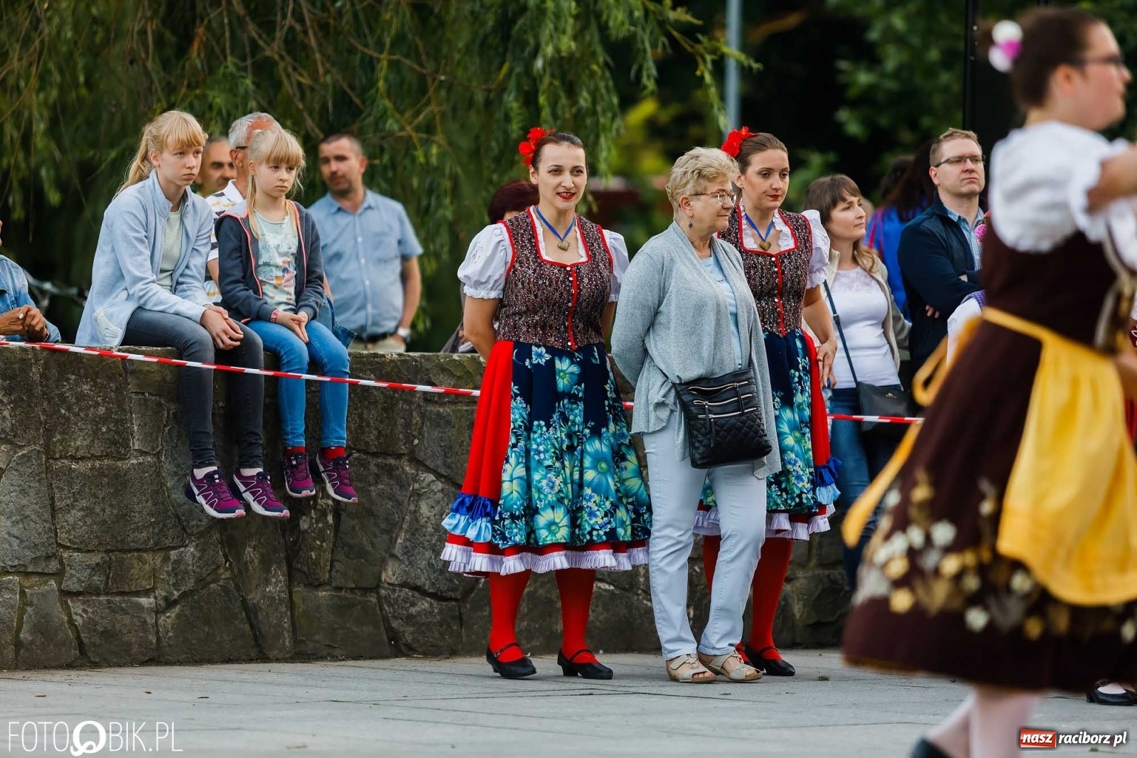 Zdjęcie w galerii na portalu naszraciborz.pl: W poszukiwaniu kwiatu paproci. Noc Świętojańska w parku im. Miasta Roth [WIDEO] wiadomości z regionu