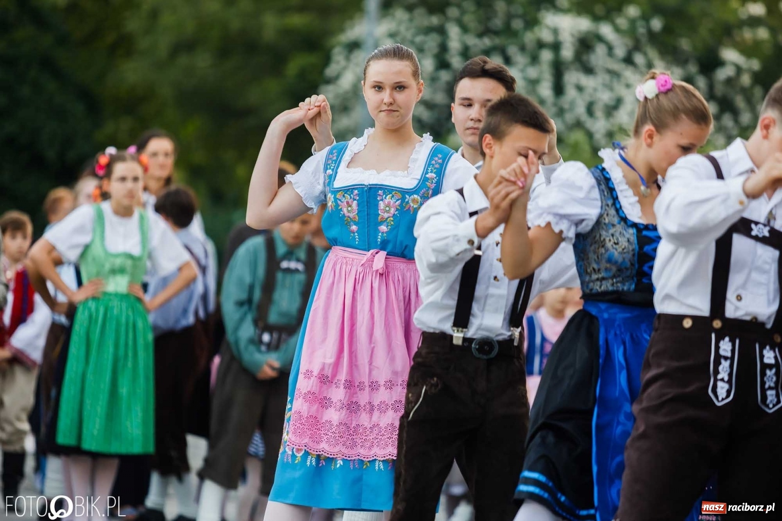 Zdjęcie w galerii na portalu naszraciborz.pl: W poszukiwaniu kwiatu paproci. Noc Świętojańska w parku im. Miasta Roth [WIDEO] wiadomości z regionu