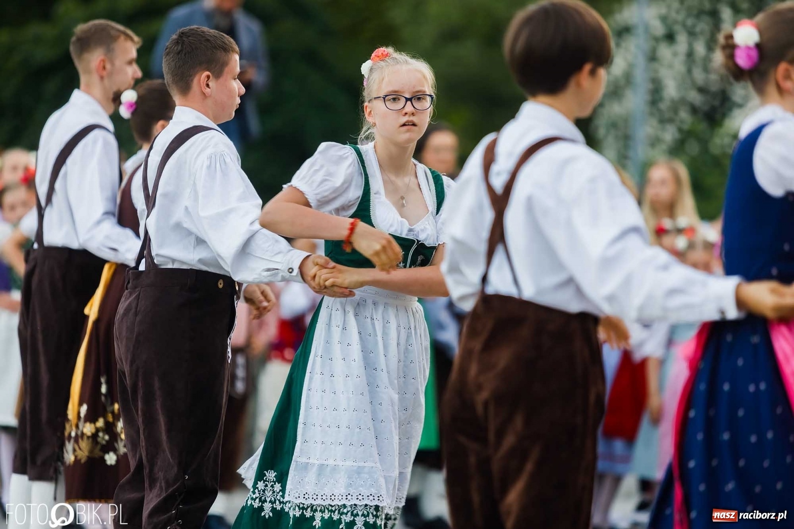 Zdjęcie w galerii na portalu naszraciborz.pl: W poszukiwaniu kwiatu paproci. Noc Świętojańska w parku im. Miasta Roth [WIDEO] wiadomości z regionu