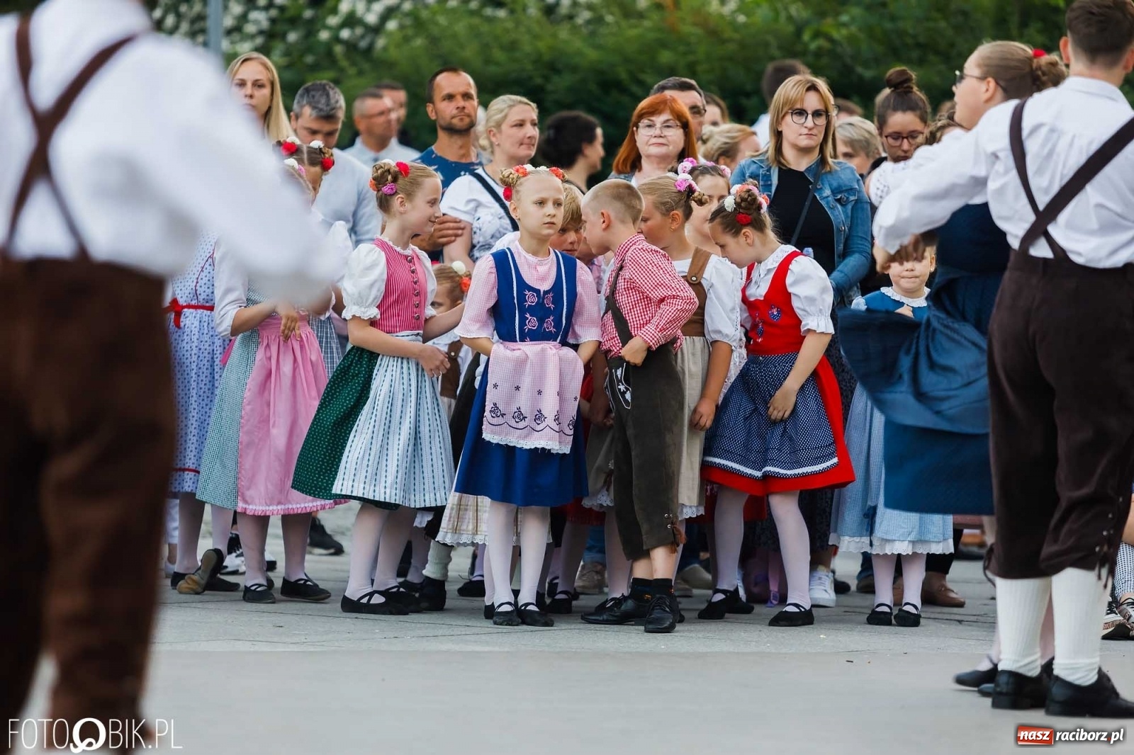 Zdjęcie w galerii na portalu naszraciborz.pl: W poszukiwaniu kwiatu paproci. Noc Świętojańska w parku im. Miasta Roth [WIDEO] wiadomości z regionu