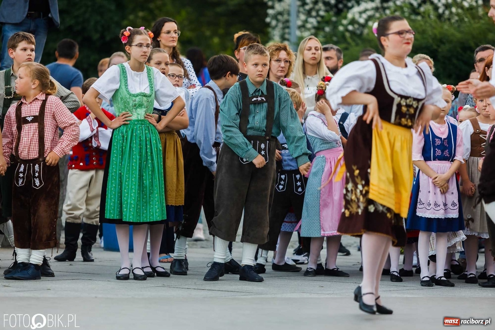Zdjęcie w galerii na portalu naszraciborz.pl: W poszukiwaniu kwiatu paproci. Noc Świętojańska w parku im. Miasta Roth [WIDEO] wiadomości z regionu