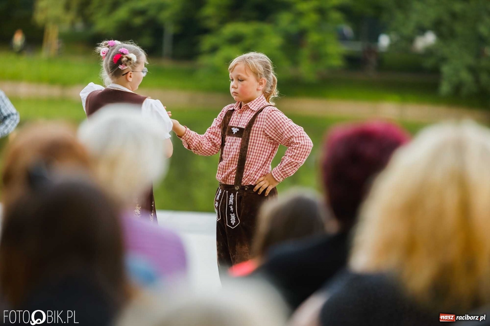Zdjęcie w galerii na portalu naszraciborz.pl: W poszukiwaniu kwiatu paproci. Noc Świętojańska w parku im. Miasta Roth [WIDEO] wiadomości z regionu