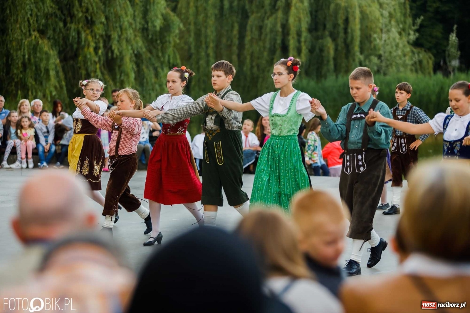 Zdjęcie w galerii na portalu naszraciborz.pl: W poszukiwaniu kwiatu paproci. Noc Świętojańska w parku im. Miasta Roth [WIDEO] wiadomości z regionu