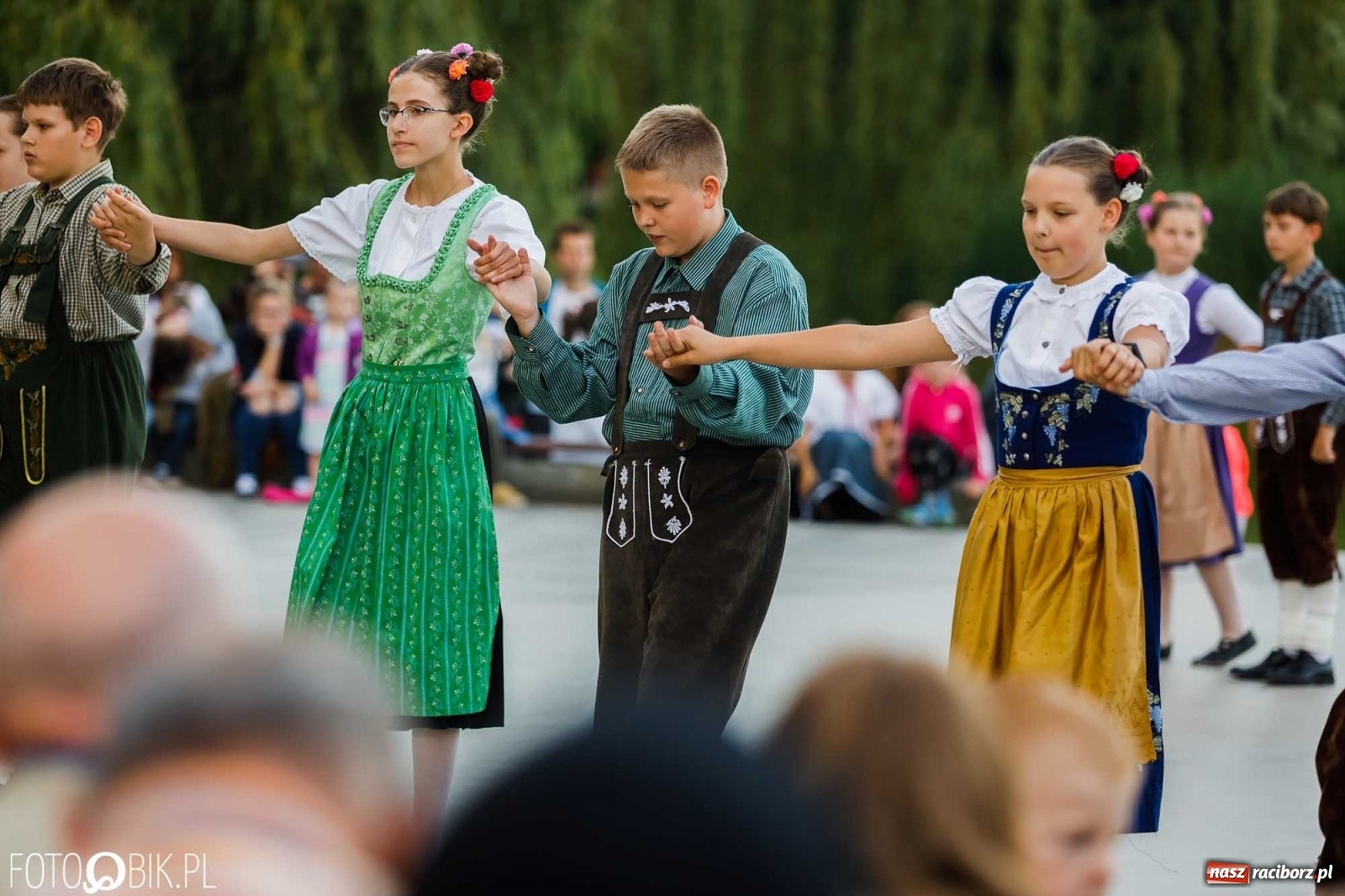 Zdjęcie w galerii na portalu naszraciborz.pl: W poszukiwaniu kwiatu paproci. Noc Świętojańska w parku im. Miasta Roth [WIDEO] wiadomości z regionu