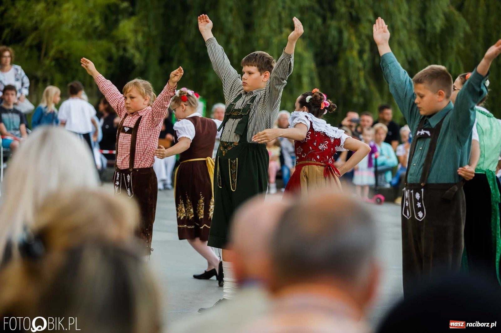 Zdjęcie w galerii na portalu naszraciborz.pl: W poszukiwaniu kwiatu paproci. Noc Świętojańska w parku im. Miasta Roth [WIDEO] wiadomości z regionu