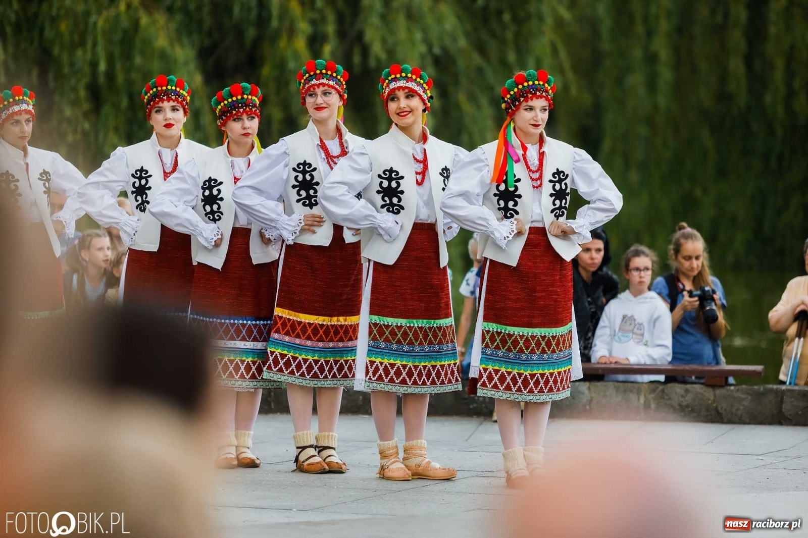 Zdjęcie w galerii na portalu naszraciborz.pl: W poszukiwaniu kwiatu paproci. Noc Świętojańska w parku im. Miasta Roth [WIDEO] wiadomości z regionu