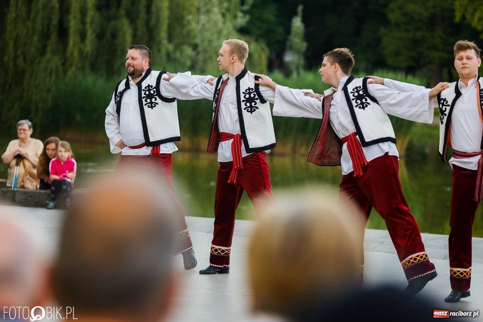 Zdjęcie w galerii na portalu naszraciborz.pl: W poszukiwaniu kwiatu paproci. Noc Świętojańska w parku im. Miasta Roth [WIDEO] wiadomości z regionu