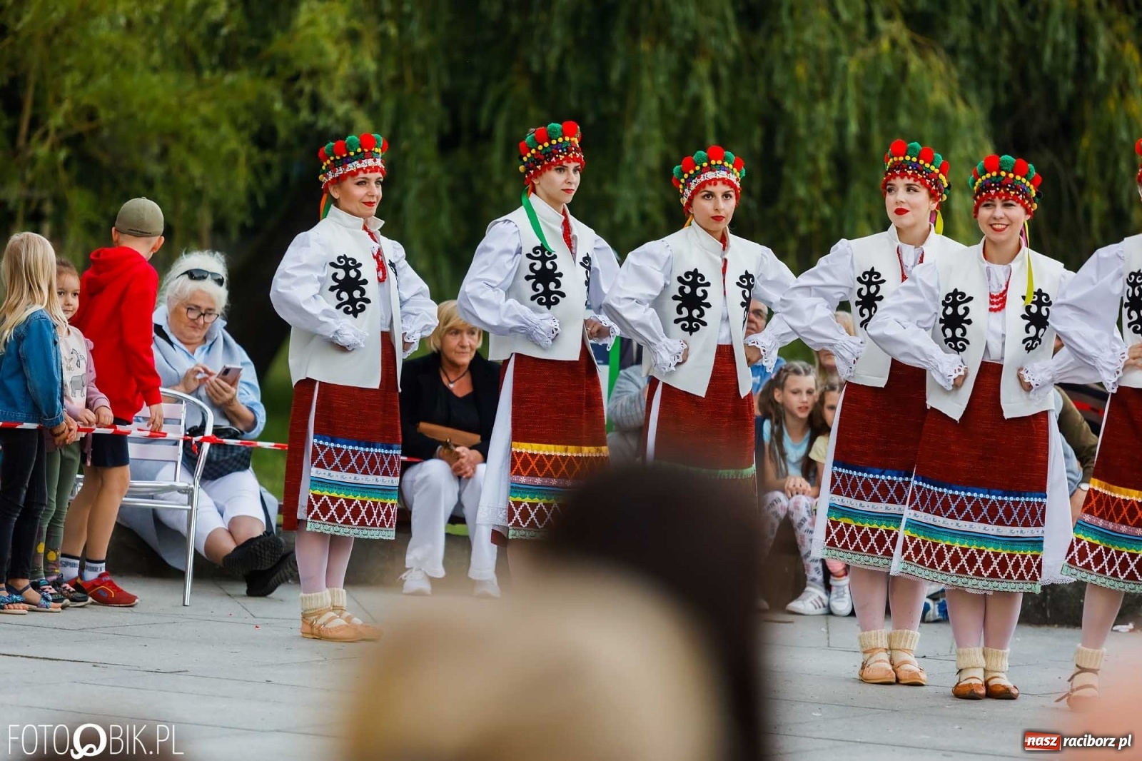 Zdjęcie w galerii na portalu naszraciborz.pl: W poszukiwaniu kwiatu paproci. Noc Świętojańska w parku im. Miasta Roth [WIDEO] wiadomości z regionu