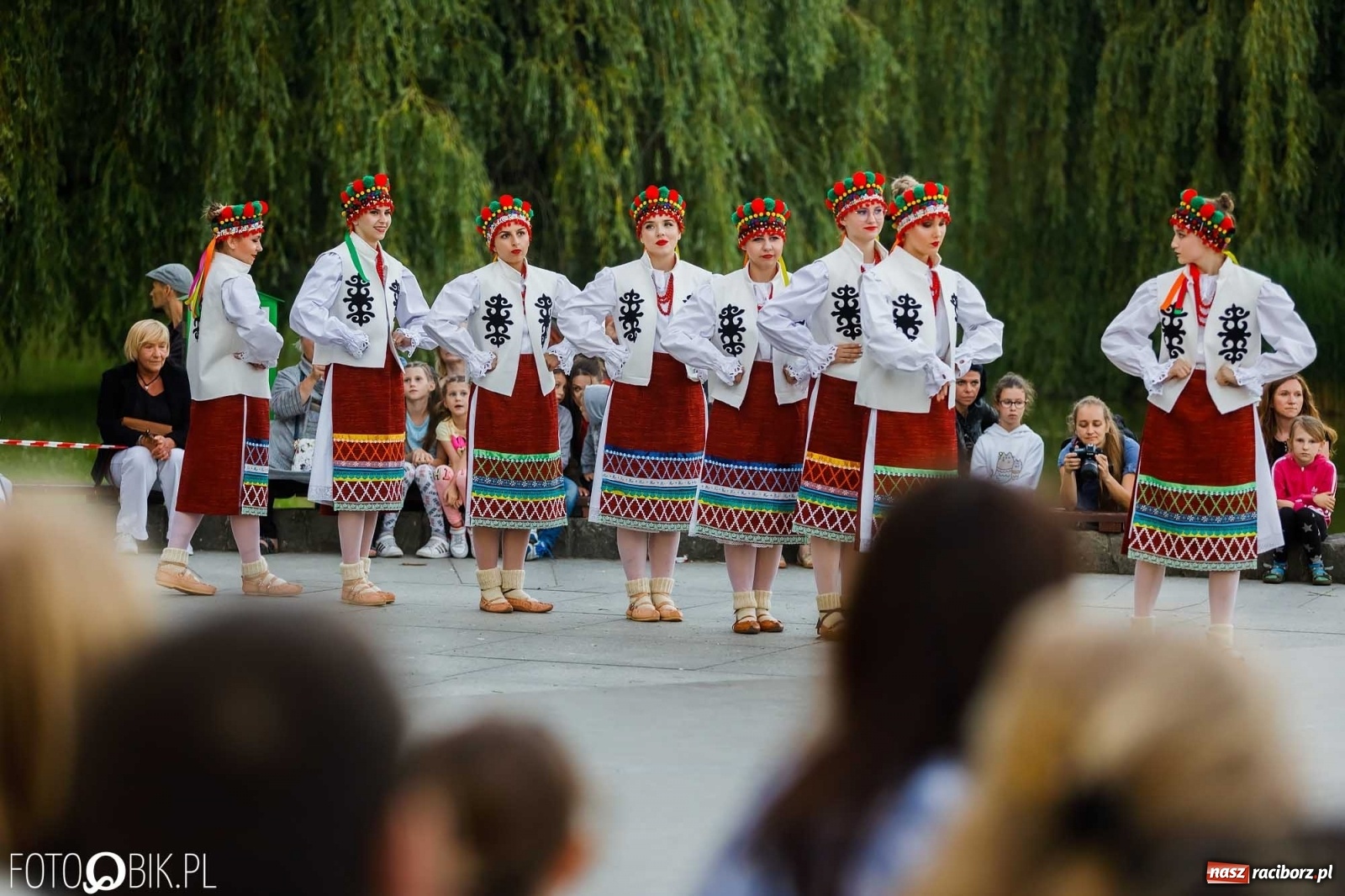 Zdjęcie w galerii na portalu naszraciborz.pl: W poszukiwaniu kwiatu paproci. Noc Świętojańska w parku im. Miasta Roth [WIDEO] wiadomości z regionu