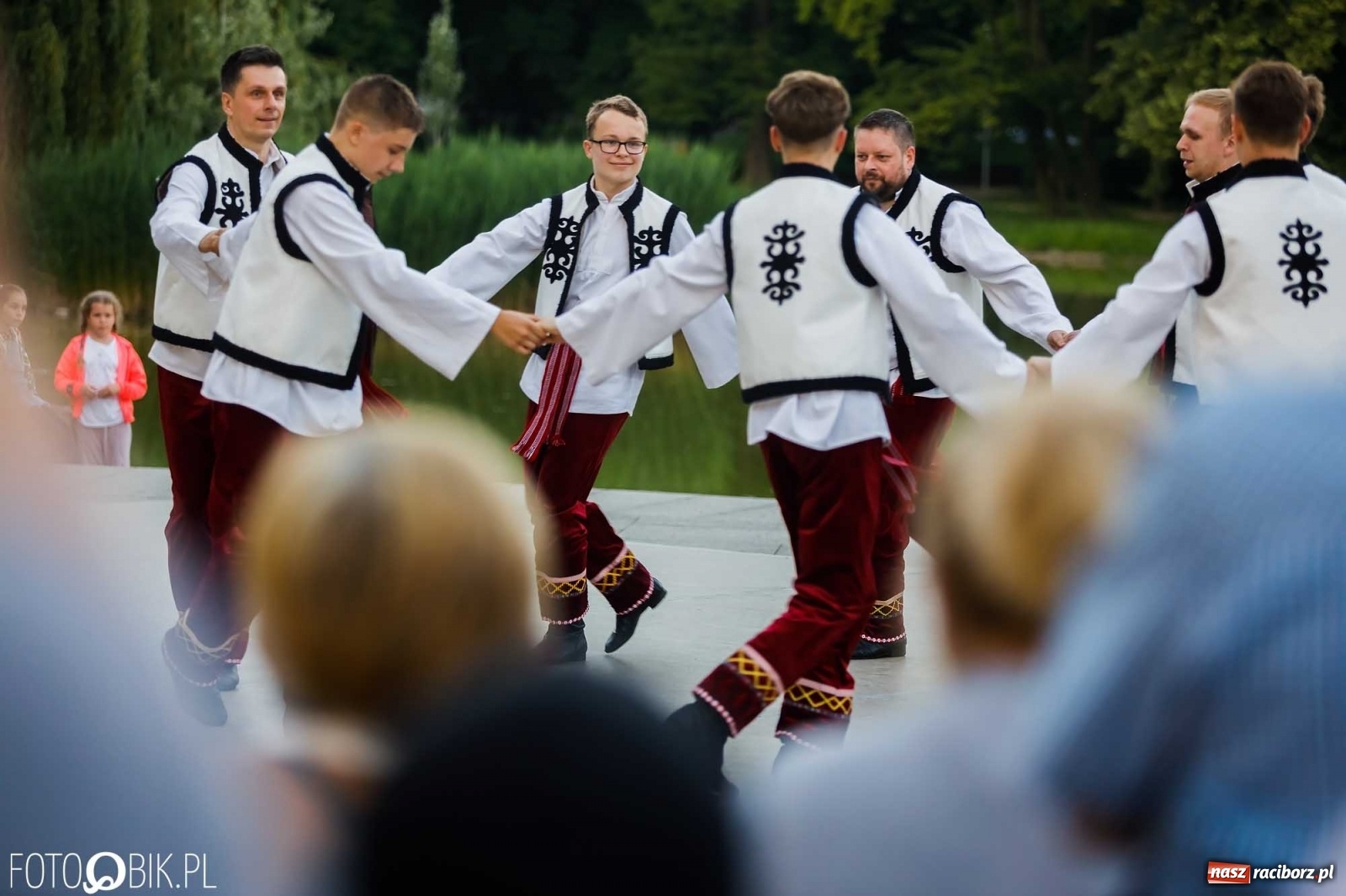 Zdjęcie w galerii na portalu naszraciborz.pl: W poszukiwaniu kwiatu paproci. Noc Świętojańska w parku im. Miasta Roth [WIDEO] wiadomości z regionu