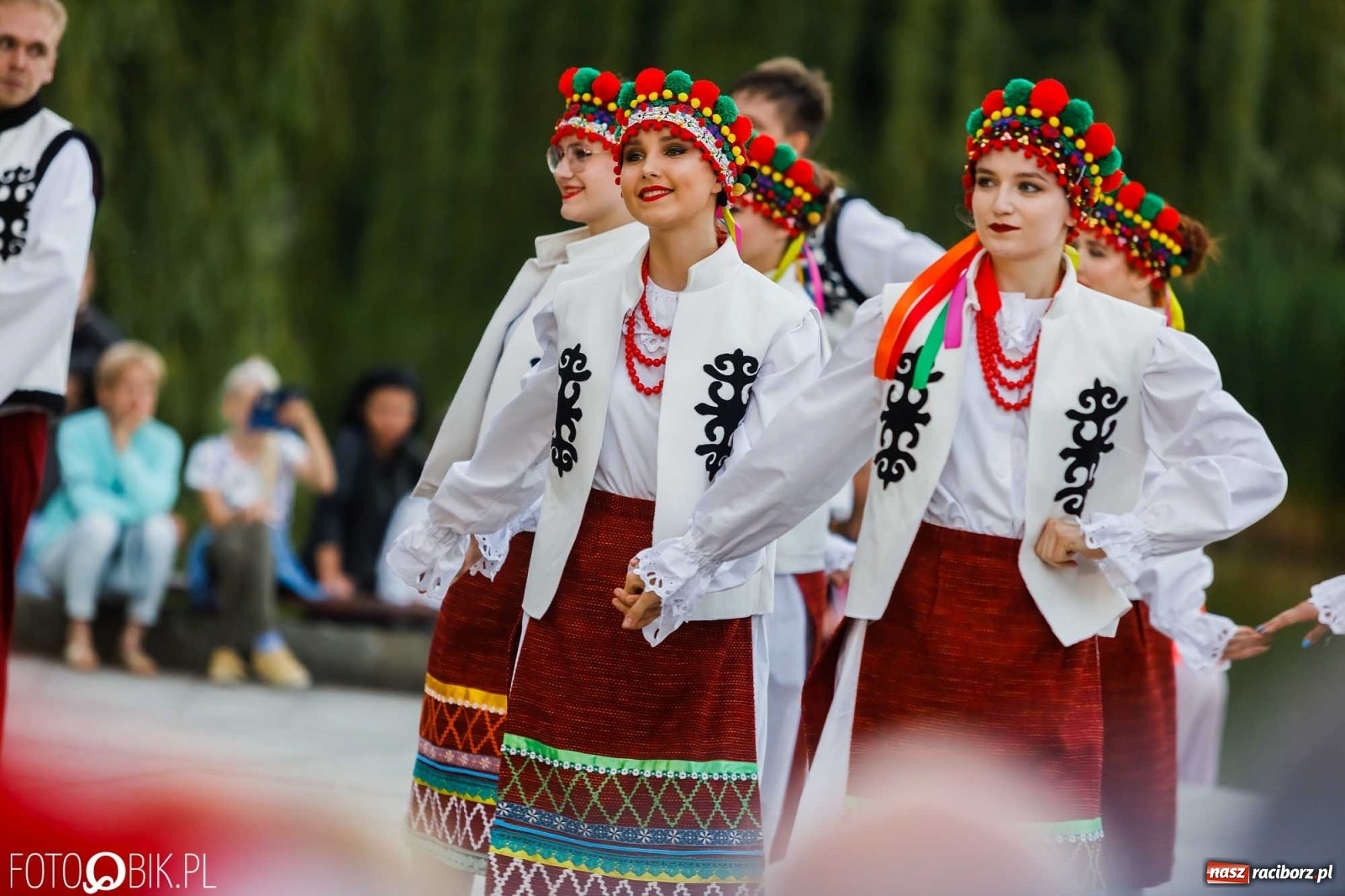 Zdjęcie w galerii na portalu naszraciborz.pl: W poszukiwaniu kwiatu paproci. Noc Świętojańska w parku im. Miasta Roth [WIDEO] wiadomości z regionu