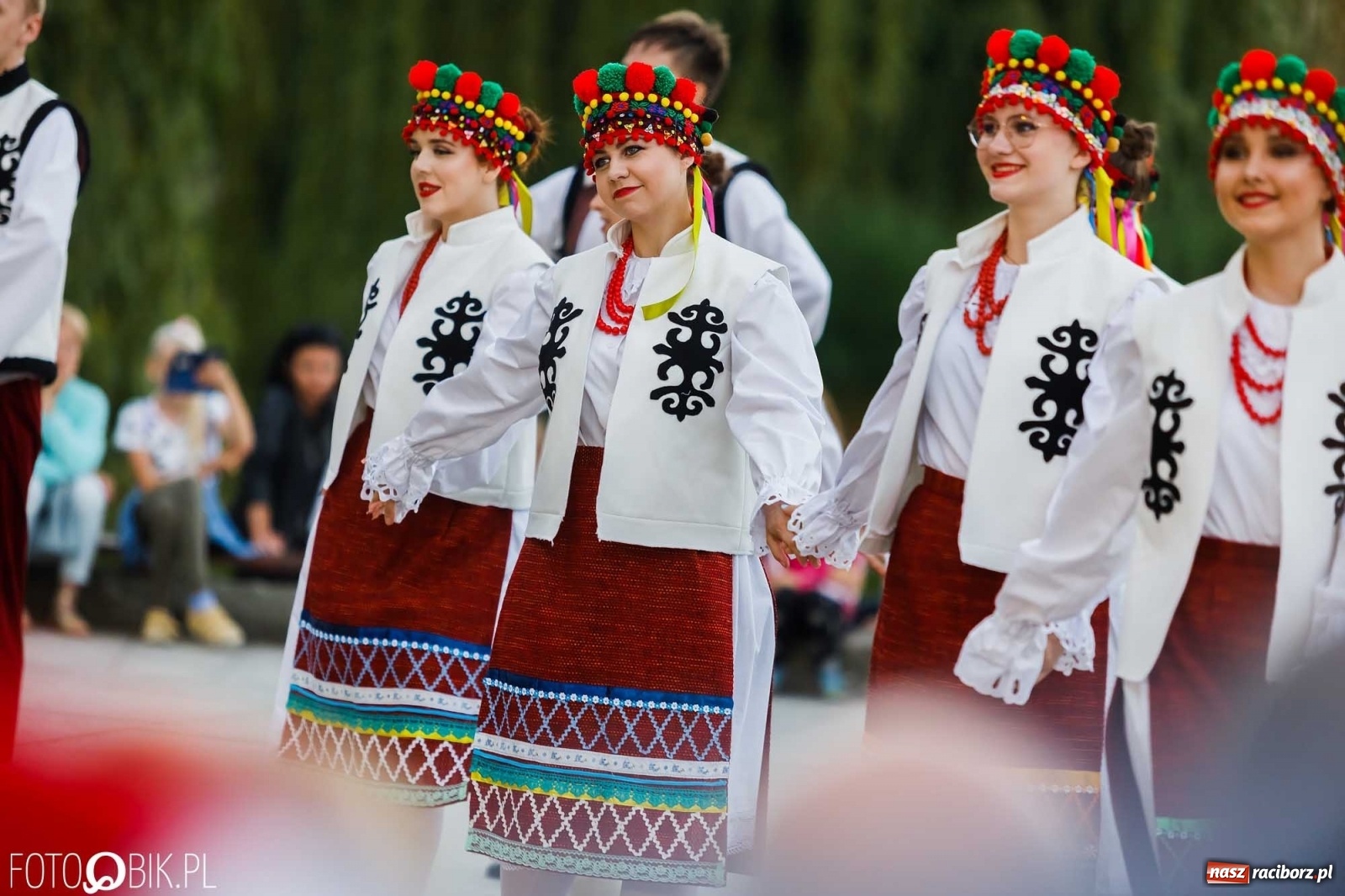 Zdjęcie w galerii na portalu naszraciborz.pl: W poszukiwaniu kwiatu paproci. Noc Świętojańska w parku im. Miasta Roth [WIDEO] wiadomości z regionu