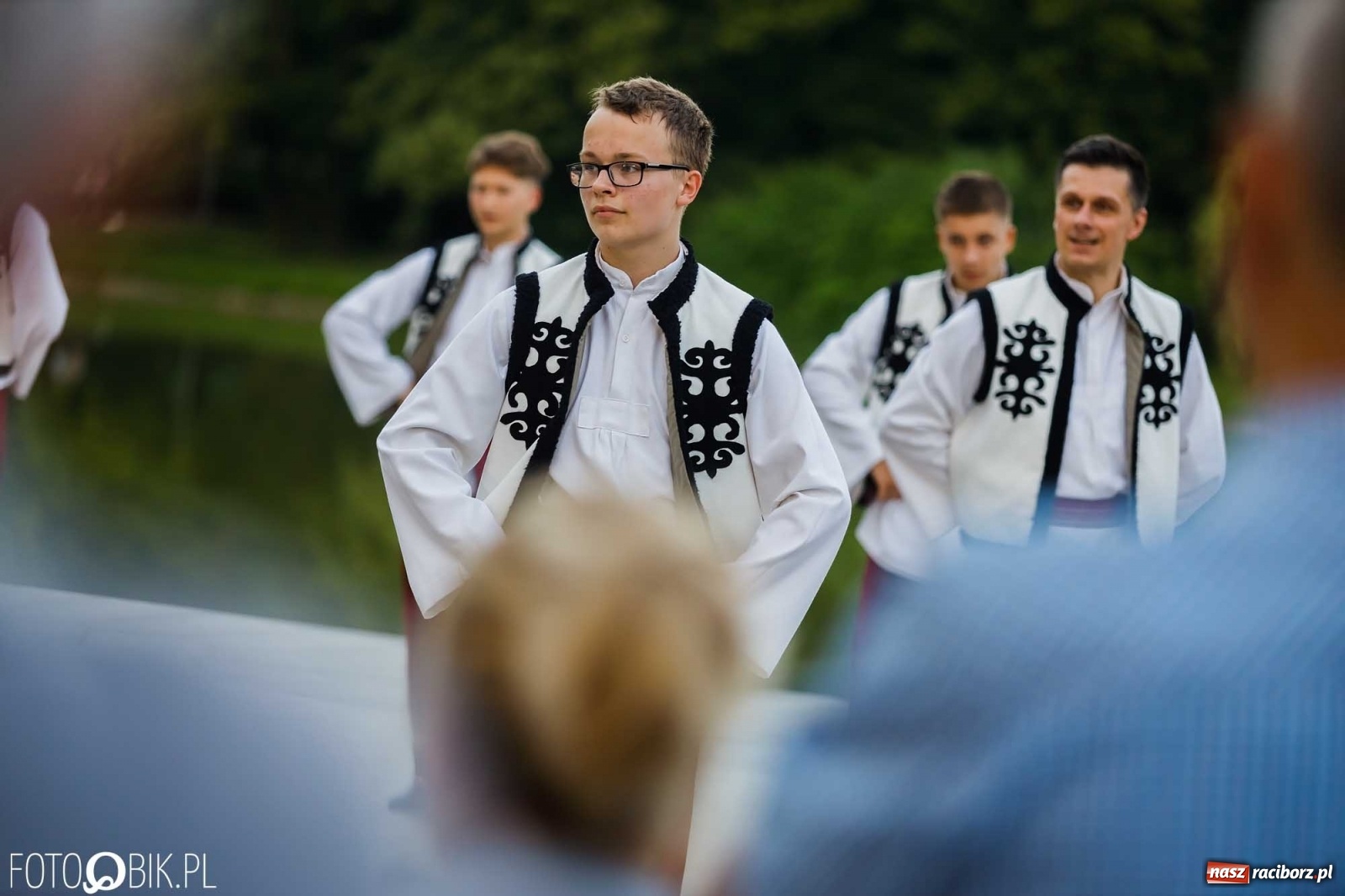 Zdjęcie w galerii na portalu naszraciborz.pl: W poszukiwaniu kwiatu paproci. Noc Świętojańska w parku im. Miasta Roth [WIDEO] wiadomości z regionu