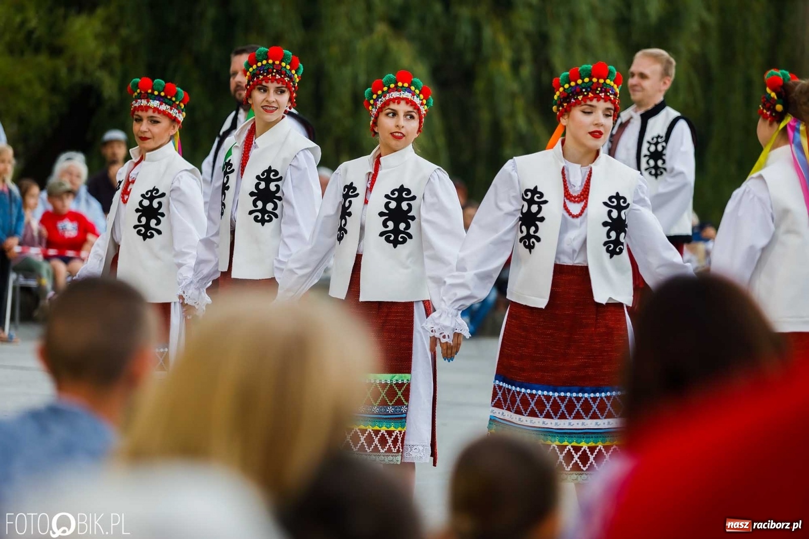 Zdjęcie w galerii na portalu naszraciborz.pl: W poszukiwaniu kwiatu paproci. Noc Świętojańska w parku im. Miasta Roth [WIDEO] wiadomości z regionu