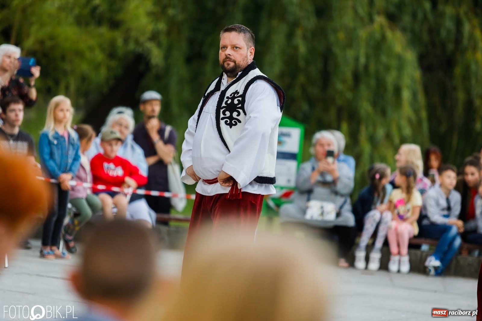 Zdjęcie w galerii na portalu naszraciborz.pl: W poszukiwaniu kwiatu paproci. Noc Świętojańska w parku im. Miasta Roth [WIDEO] wiadomości z regionu