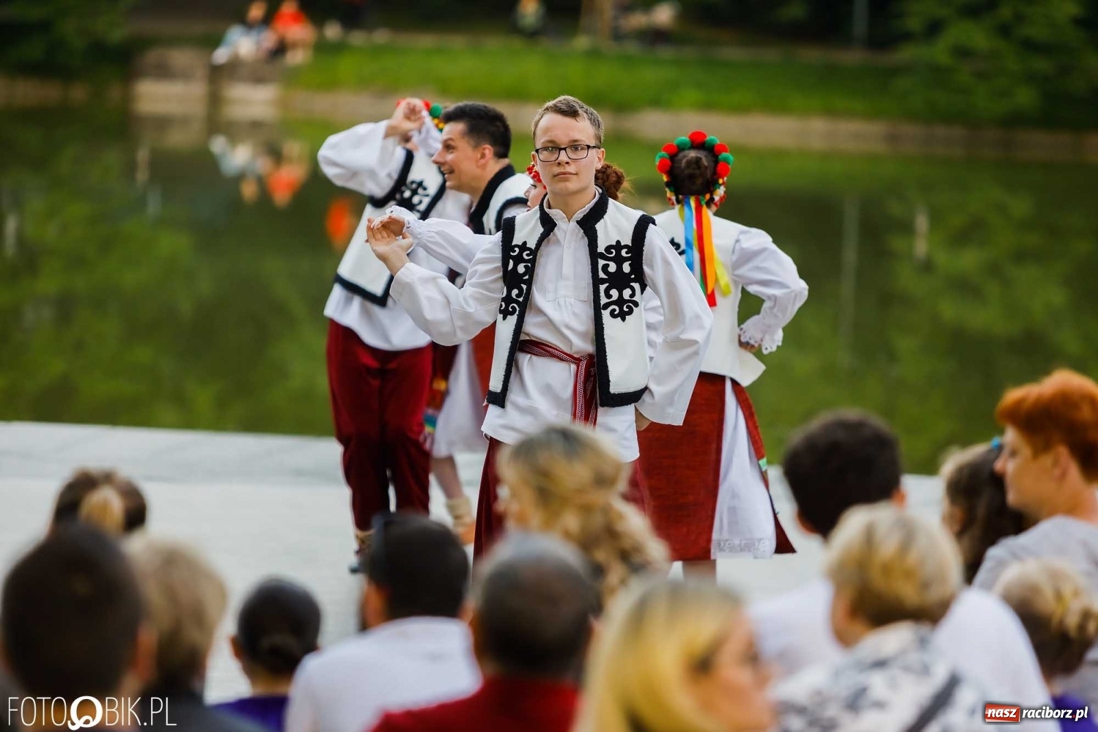 Zdjęcie w galerii na portalu naszraciborz.pl: W poszukiwaniu kwiatu paproci. Noc Świętojańska w parku im. Miasta Roth [WIDEO] wiadomości z regionu