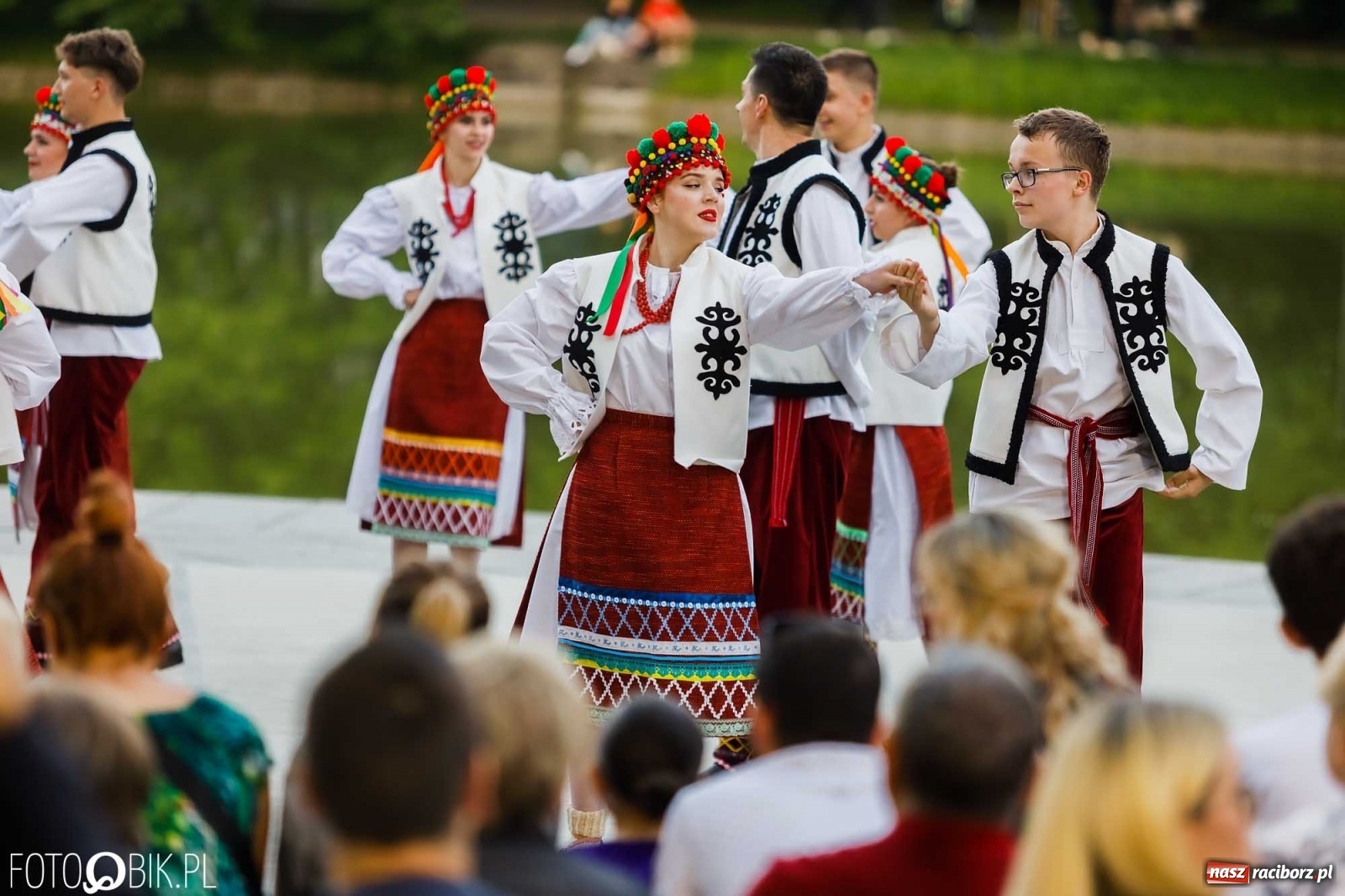 Zdjęcie w galerii na portalu naszraciborz.pl: W poszukiwaniu kwiatu paproci. Noc Świętojańska w parku im. Miasta Roth [WIDEO] wiadomości z regionu