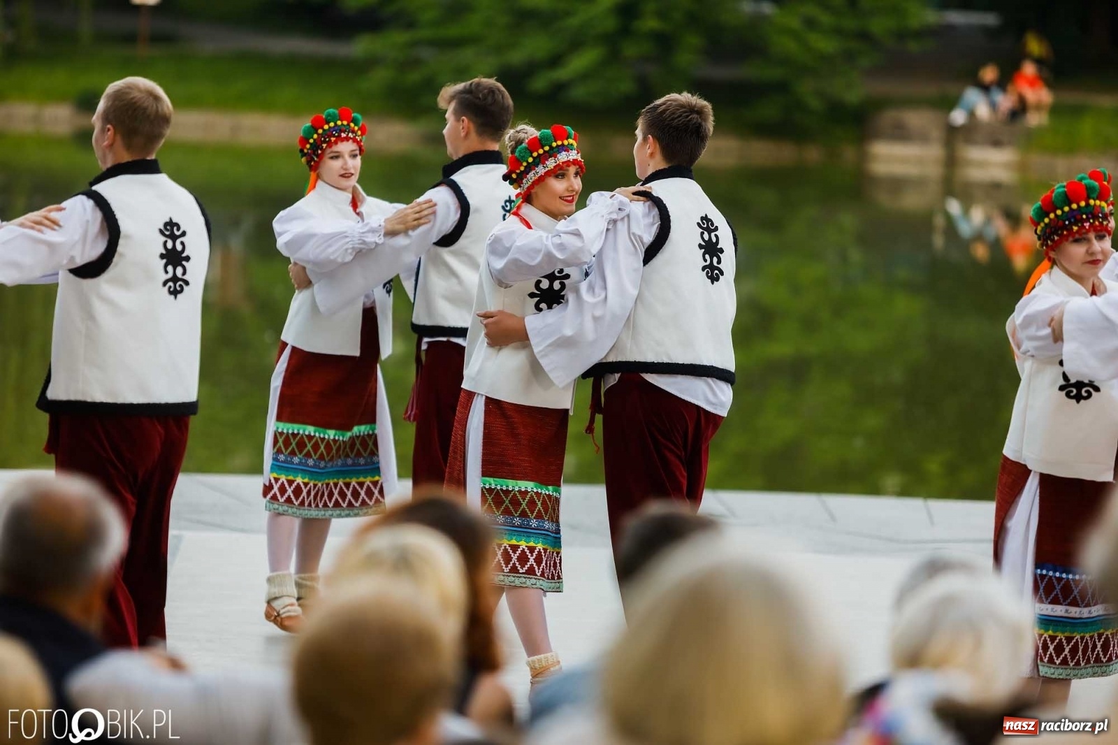 Zdjęcie w galerii na portalu naszraciborz.pl: W poszukiwaniu kwiatu paproci. Noc Świętojańska w parku im. Miasta Roth [WIDEO] wiadomości z regionu