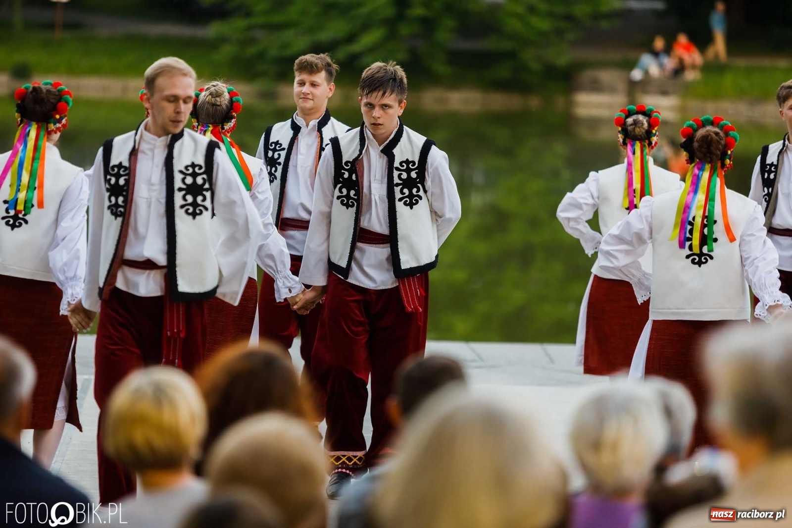 Zdjęcie w galerii na portalu naszraciborz.pl: W poszukiwaniu kwiatu paproci. Noc Świętojańska w parku im. Miasta Roth [WIDEO] wiadomości z regionu