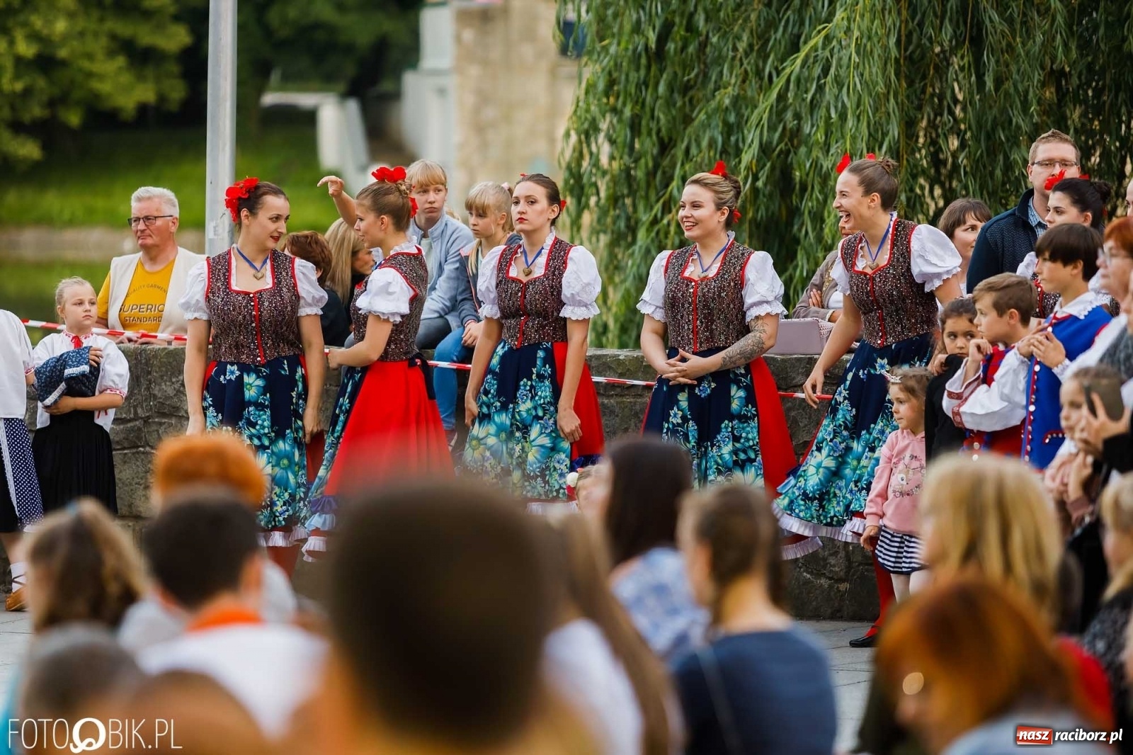 Zdjęcie w galerii na portalu naszraciborz.pl: W poszukiwaniu kwiatu paproci. Noc Świętojańska w parku im. Miasta Roth [WIDEO] wiadomości z regionu
