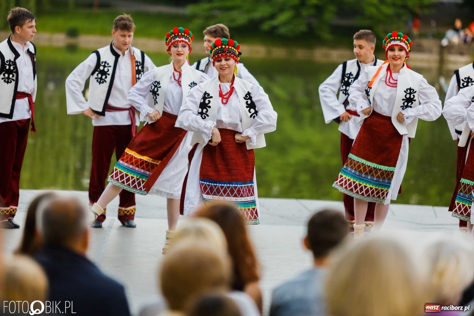 Zdjęcie w galerii na portalu naszraciborz.pl: W poszukiwaniu kwiatu paproci. Noc Świętojańska w parku im. Miasta Roth [WIDEO] wiadomości z regionu