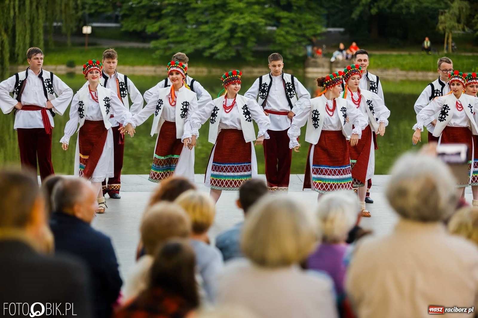 Zdjęcie w galerii na portalu naszraciborz.pl: W poszukiwaniu kwiatu paproci. Noc Świętojańska w parku im. Miasta Roth [WIDEO] wiadomości z regionu