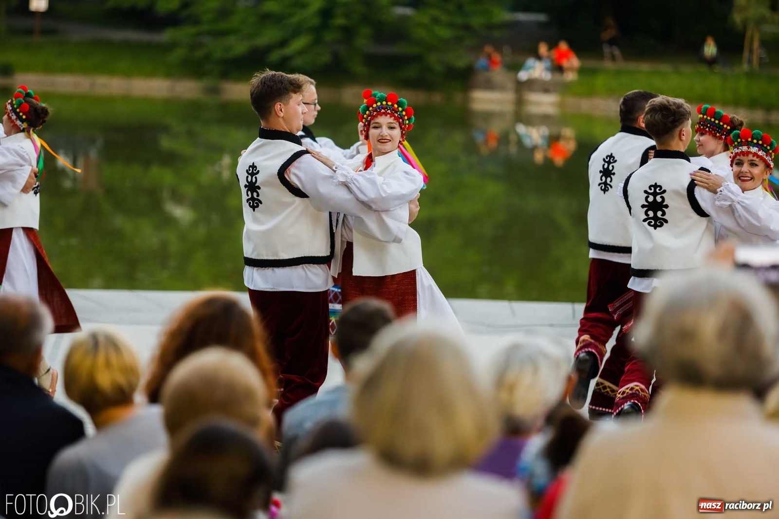 Zdjęcie w galerii na portalu naszraciborz.pl: W poszukiwaniu kwiatu paproci. Noc Świętojańska w parku im. Miasta Roth [WIDEO] wiadomości z regionu