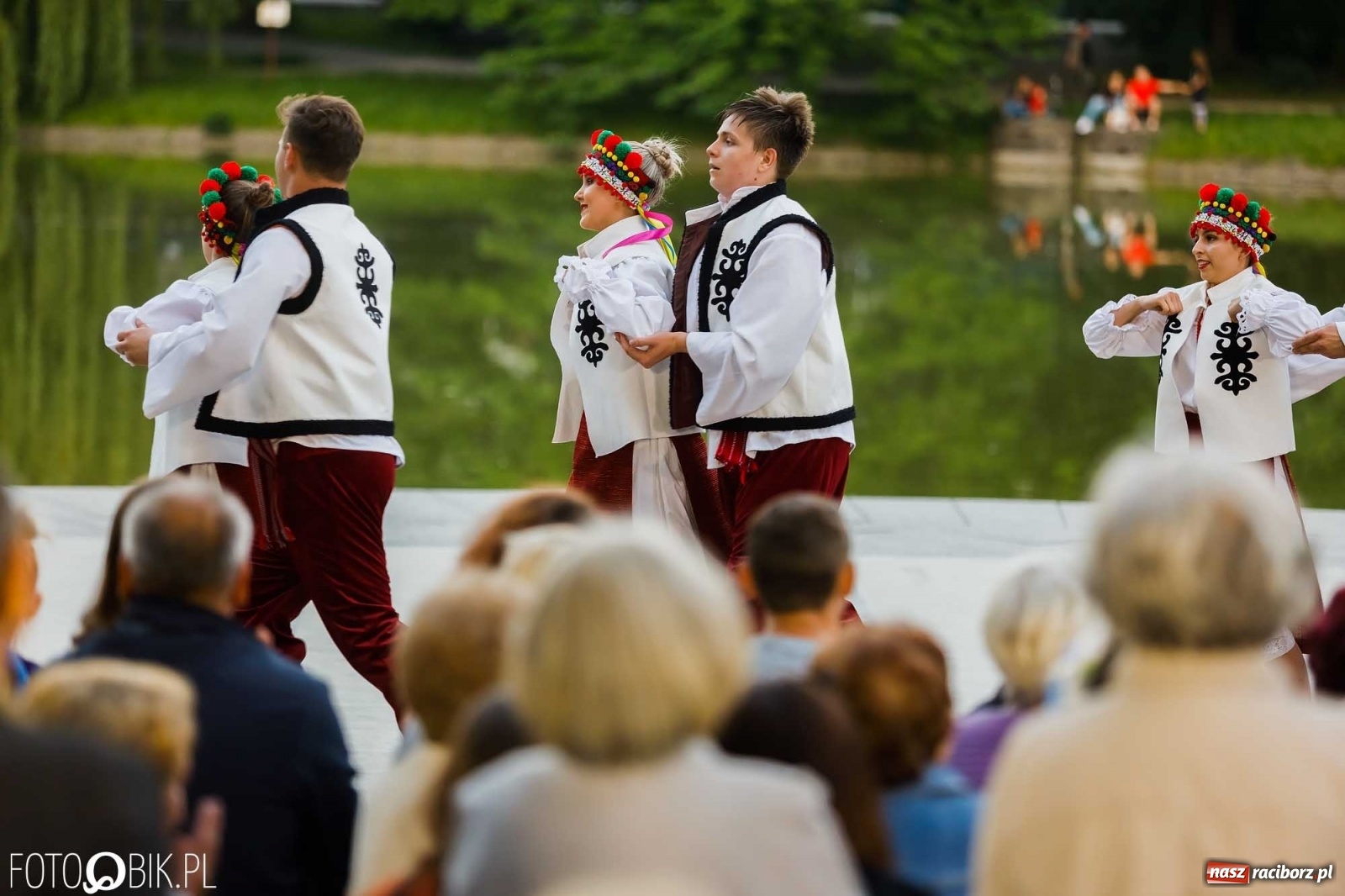 Zdjęcie w galerii na portalu naszraciborz.pl: W poszukiwaniu kwiatu paproci. Noc Świętojańska w parku im. Miasta Roth [WIDEO] wiadomości z regionu